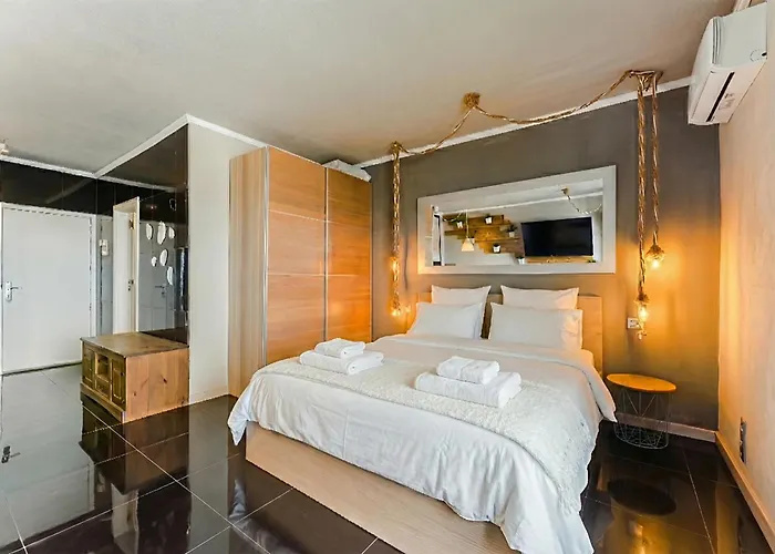 Elegant Beachfront With Balcony & Ocean View In Playa Paraiso Apartment